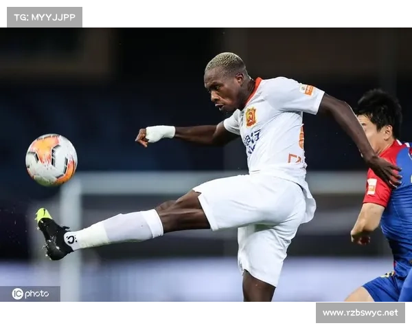 埃弗拉在足球历史上的地位与影响力分析：从边路快马到防守大师